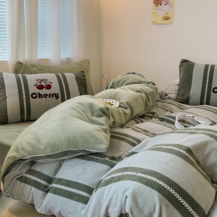 91家纺网 家纺一手货源 找家纺 昔可家纺 2023新款大版数码印花保暖牛奶绒四件套 复古丝带樱桃