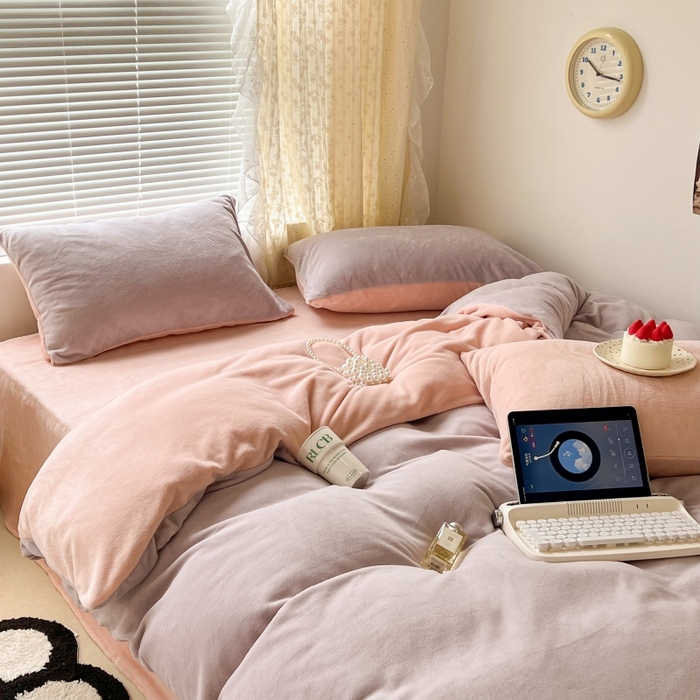 91家纺网 家纺一手货源 找家纺 昔可家纺2023新款奶油纯色系列双拼牛奶绒四件套 糯糯紫粉