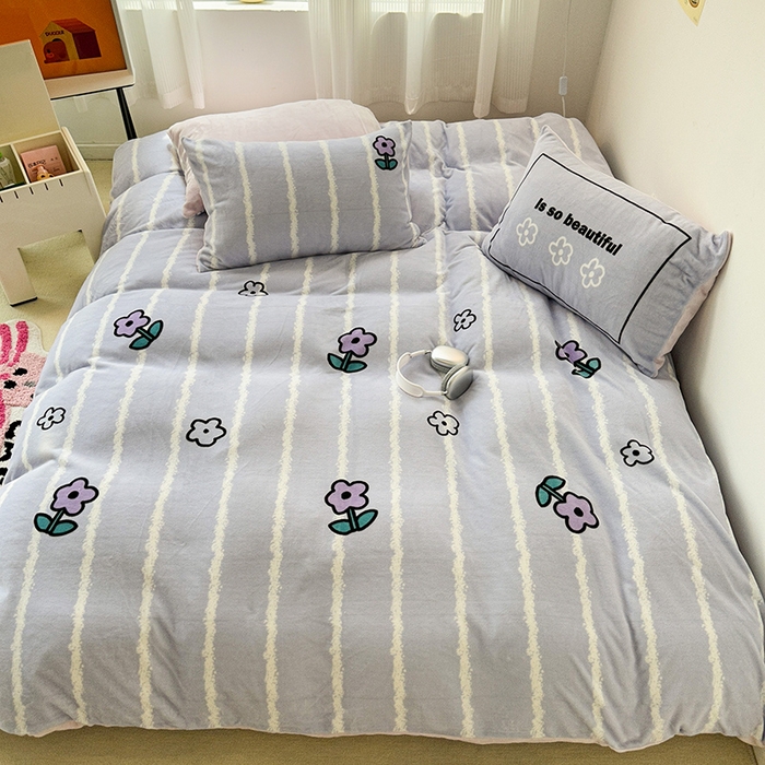 91家纺网 家纺一手货源 找家纺 昔可家纺 2023新款大版数码印花保暖牛奶绒四件套 竖条紫花