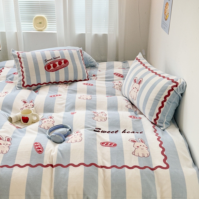 91家纺网 家纺一手货源 找家纺 昔可家纺 2023新款大版数码印花保暖牛奶绒四件套 草莓魔法棒兔