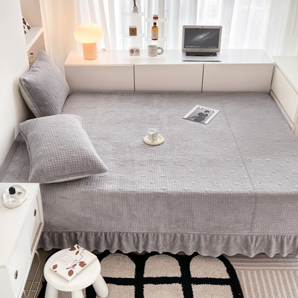 91家纺网 家纺一手货源 找家纺 （总）茉夕家纺 2023新款高温砂洗工艺款轻奢牛奶绒花边款水洗床盖