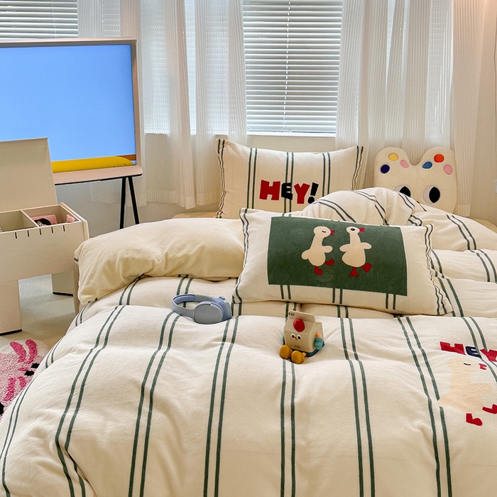 91家纺网 家纺一手货源 找家纺 昔可家纺 2023新款大版数码印花保暖牛奶绒四件套 简约绿条鸭鸭