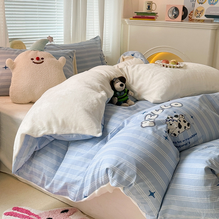 91家纺网 家纺一手货源 找家纺 昔可家纺 2023新款y2k卡通印花系列棉加绒四件套 蓝条小奶狗