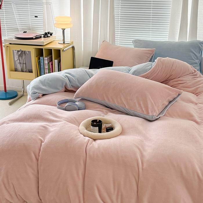 91家纺网 家纺一手货源 找家纺 昔可家纺 2023新款奶油纯色系列双拼牛奶绒四件套 草莓慕斯