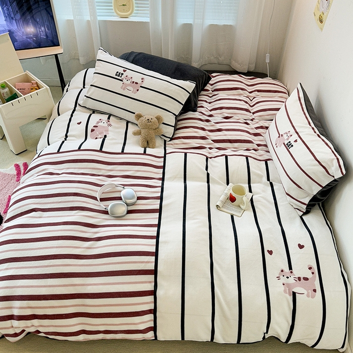 91家纺网 家纺一手货源 找家纺 昔可家纺 2023新款大版数码印花保暖牛奶绒四件套 拼接条纹爱心猫