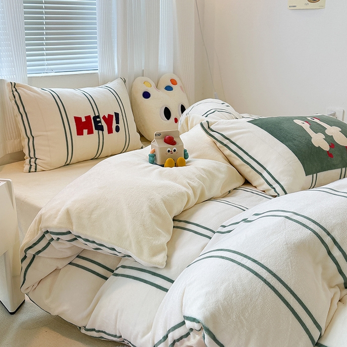 91家纺网 家纺一手货源 找家纺 昔可家纺 2023新款大版数码印花保暖牛奶绒四件套 简约绿条鸭鸭