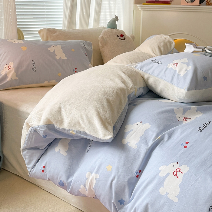 91家纺网 家纺一手货源 找家纺 昔可家纺 2023新款y2k卡通印花系列棉加绒四件套 丝带小兔蓝