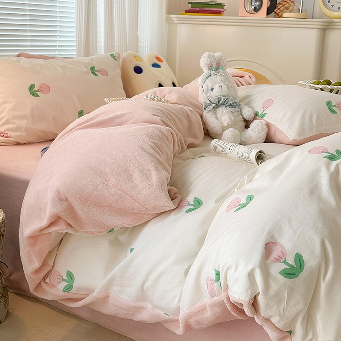 91家纺网 家纺一手货源 找家纺 昔可家纺 2023新款y2k卡通印花系列棉加绒四件套 粉嫩小郁金