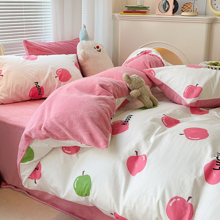 91家纺网 家纺一手货源 找家纺 昔可家纺 2023新款y2k卡通印花系列棉加绒四件套 粉粉苹果