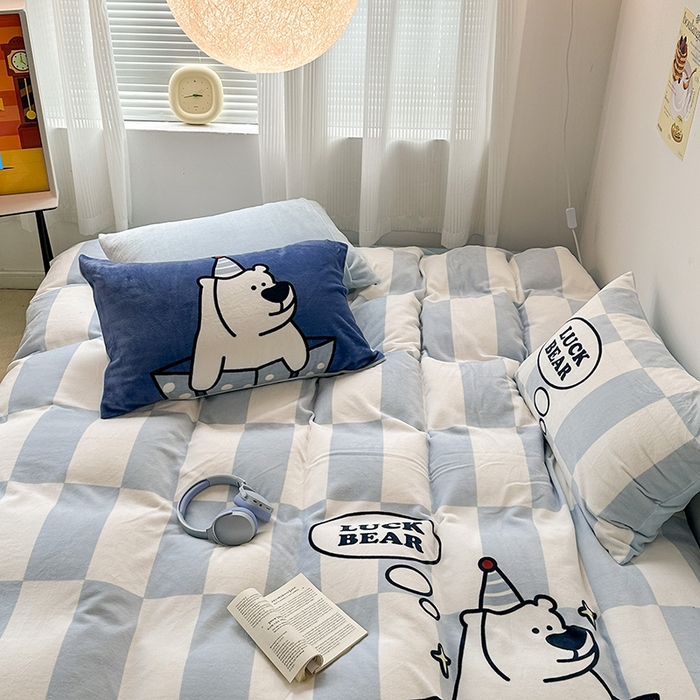 91家纺网 家纺一手货源 找家纺 昔可家纺 2023新款大版数码印花保暖牛奶绒四件套 蓝格礼物熊