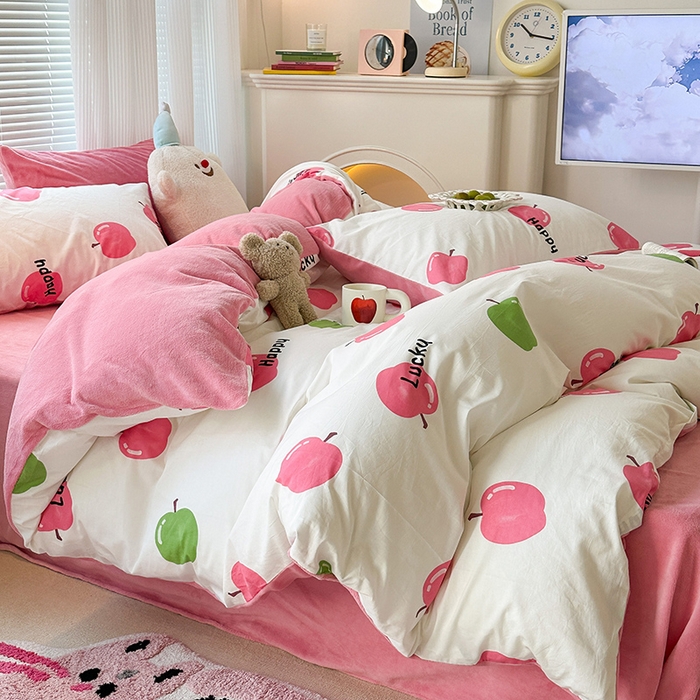 91家纺网 家纺一手货源 找家纺 昔可家纺 2023新款y2k卡通印花系列棉加绒四件套 粉粉苹果