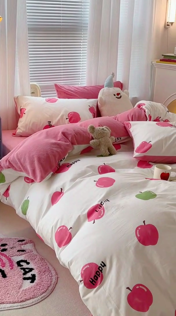 91家纺网 家纺一手货源 找家纺 昔可家纺 2023新款y2k卡通印花系列棉加绒四件套 粉粉苹果