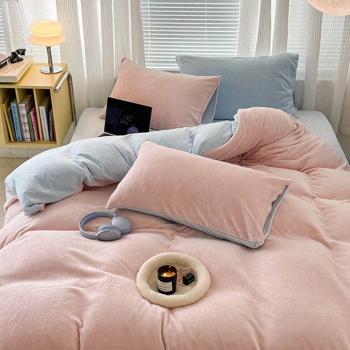 91家纺网 家纺一手货源 找家纺 昔可家纺2023新款奶油纯色系列双拼牛奶绒四件套 草莓慕斯