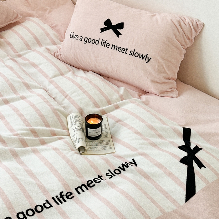 91家纺网 家纺一手货源 找家纺 昔可家纺 2023新款大版数码印花保暖牛奶绒四件套 粉色赫本蝴蝶结