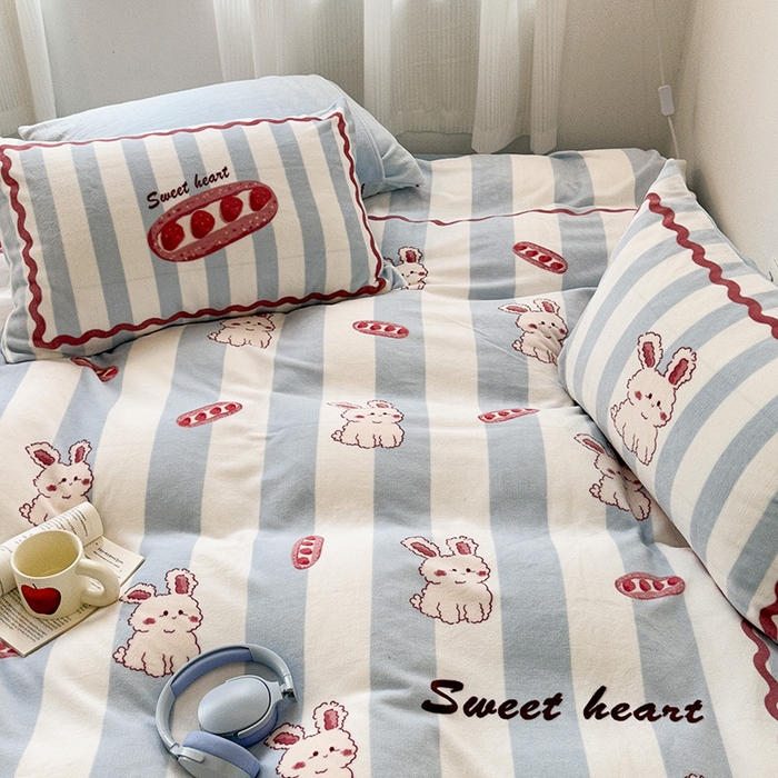 91家纺网 家纺一手货源 找家纺 昔可家纺 2023新款大版数码印花保暖牛奶绒四件套 草莓魔法棒兔