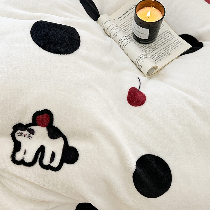 91家纺网 家纺一手货源 找家纺 昔可家纺 2023新款大版印花枕套牛奶绒系列四件套 波点猫