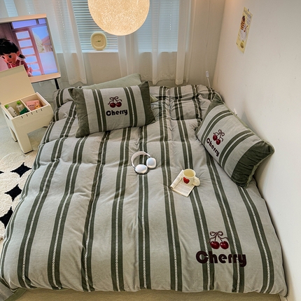 昔可家纺 2023新款大版数码印花保暖牛奶绒四件套 复古丝带樱桃