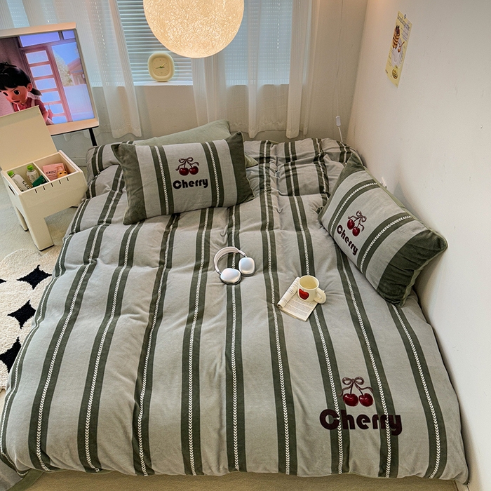 91家纺网 家纺一手货源 找家纺 昔可家纺 2023新款大版数码印花保暖牛奶绒四件套 复古丝带樱桃