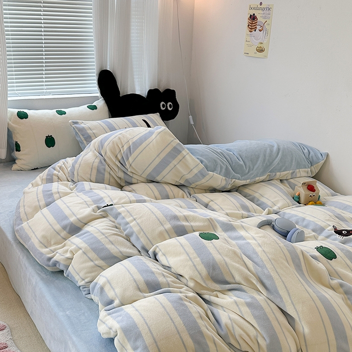 91家纺网 家纺一手货源 找家纺 昔可家纺 2023新款大版数码印花保暖牛奶绒四件套 绿苹果小黑猫