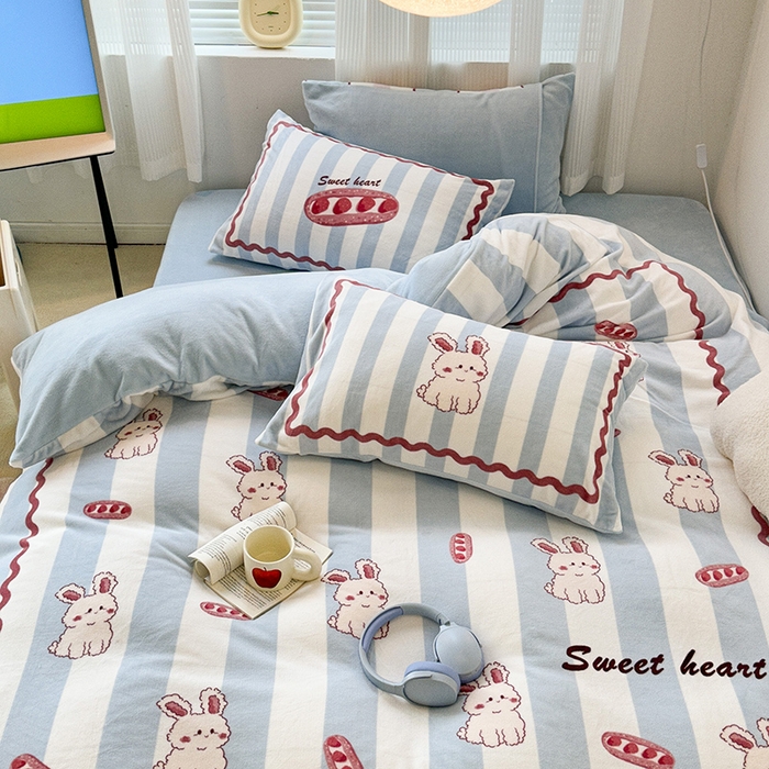 91家纺网 家纺一手货源 找家纺 昔可家纺 2023新款大版数码印花保暖牛奶绒四件套 草莓魔法棒兔