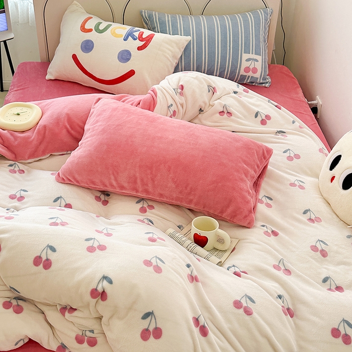 91家纺网 家纺一手货源 找家纺 昔可家纺 2023新款大版印花枕套牛奶绒系列四件套 叶子樱桃