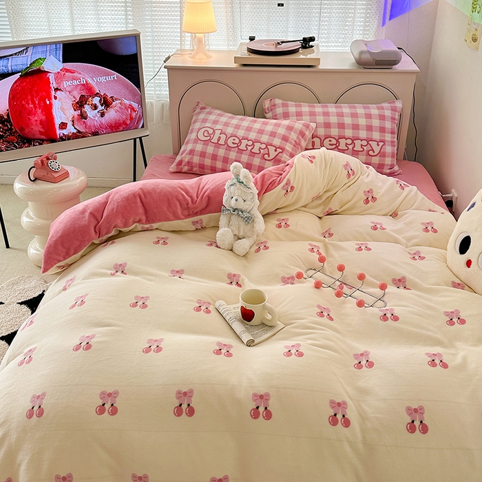 91家纺网 家纺一手货源 找家纺 昔可家纺 2023新款大版印花枕套牛奶绒系列四件套 一口樱桃