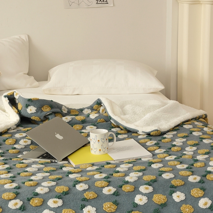 91家纺网 家纺一手货源 找家纺 萝莉家纺 2023新款韩国订货热销款羊毛绒毯 灰色雏菊