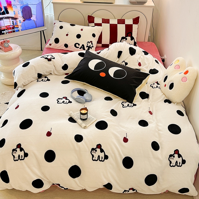 91家纺网 家纺一手货源 找家纺 昔可家纺 2023新款大版印花枕套牛奶绒系列四件套 波点猫