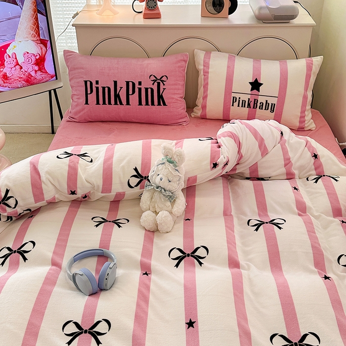 91家纺网 家纺一手货源 找家纺 昔可家纺 2023新款大版印花枕套牛奶绒系列四件套 粉条星星蝴蝶结