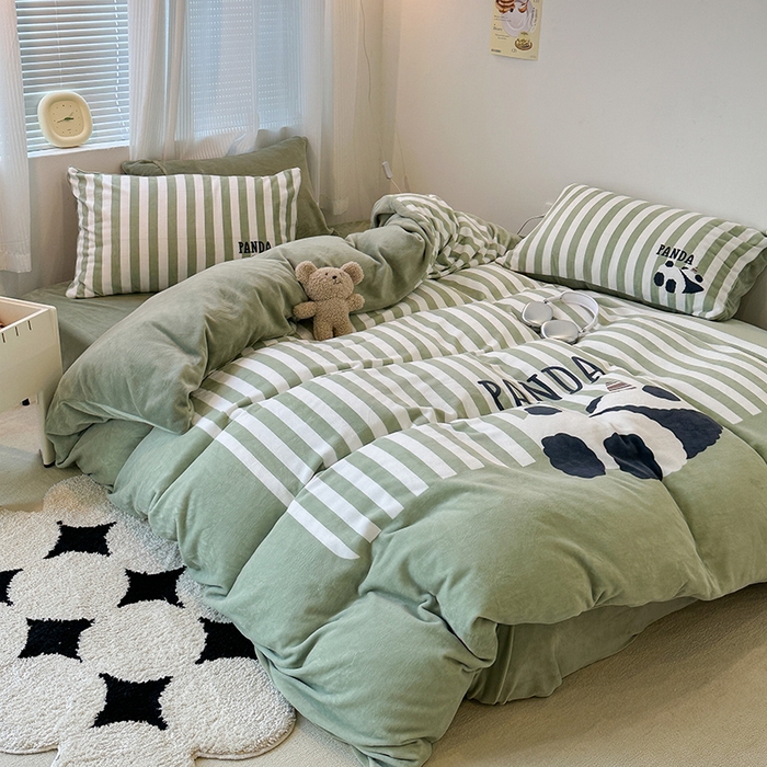 91家纺网 家纺一手货源 找家纺 昔可家纺 2023新款大版数码印花保暖牛奶绒四件套 趴趴熊猫