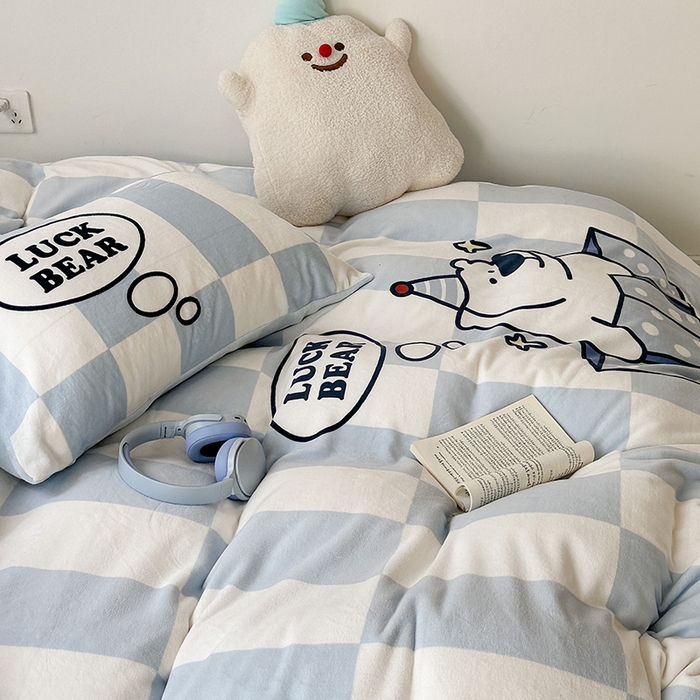 91家纺网 家纺一手货源 找家纺 昔可家纺 2023新款大版数码印花保暖牛奶绒四件套 蓝格礼物熊