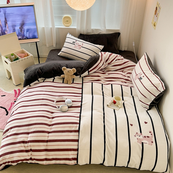 91家纺网 家纺一手货源 找家纺 昔可家纺 2023新款大版数码印花保暖牛奶绒四件套 拼接条纹爱心猫