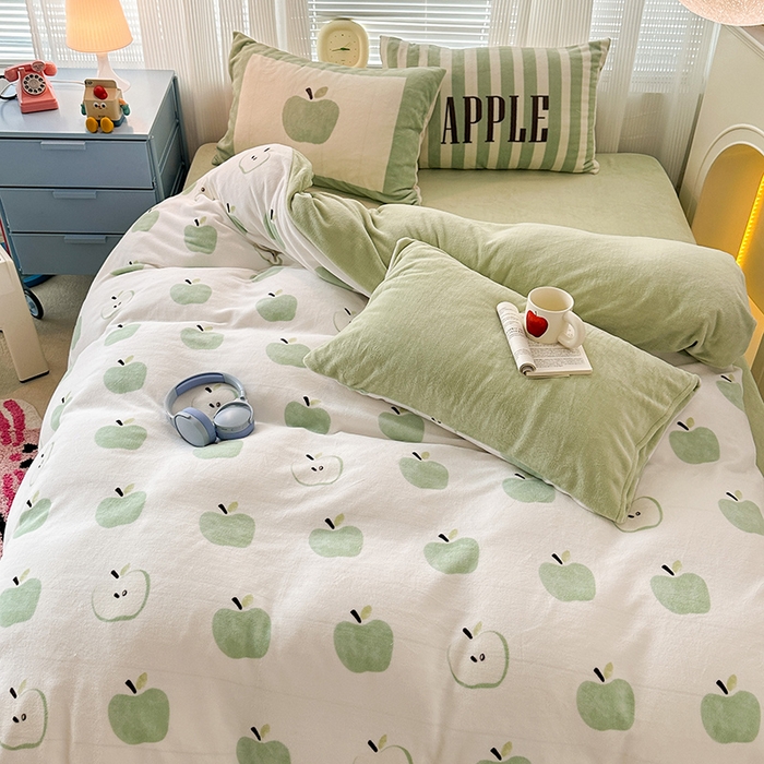 91家纺网 家纺一手货源 找家纺 昔可家纺 2023新款大版印花枕套牛奶绒系列四件套 青苹果