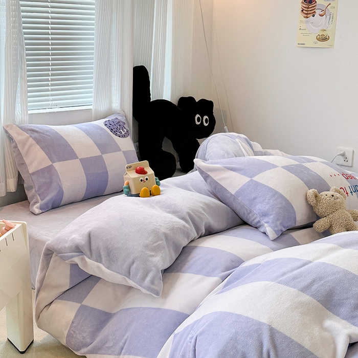 91家纺网 家纺一手货源 找家纺 昔可家纺 2023新款大版数码印花保暖牛奶绒四件套 紫格斑点猫