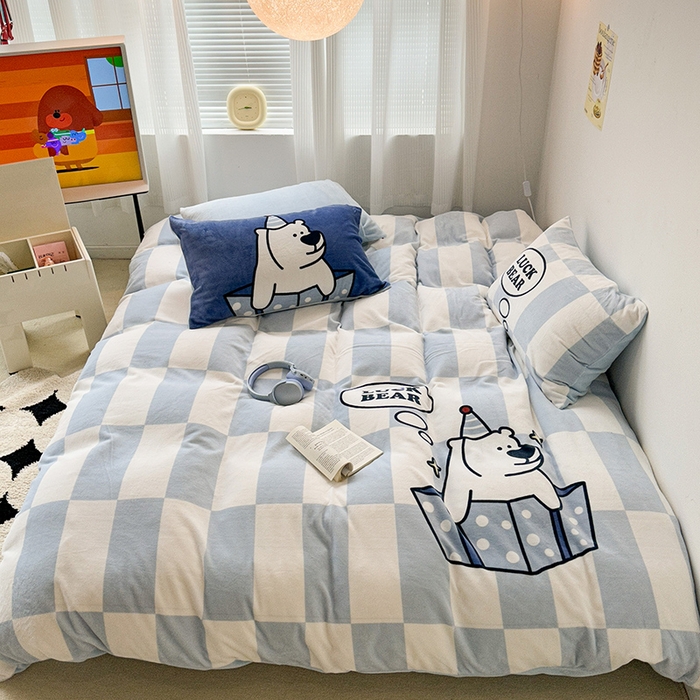 91家纺网 家纺一手货源 找家纺 昔可家纺 2023新款大版数码印花保暖牛奶绒四件套 蓝格礼物熊