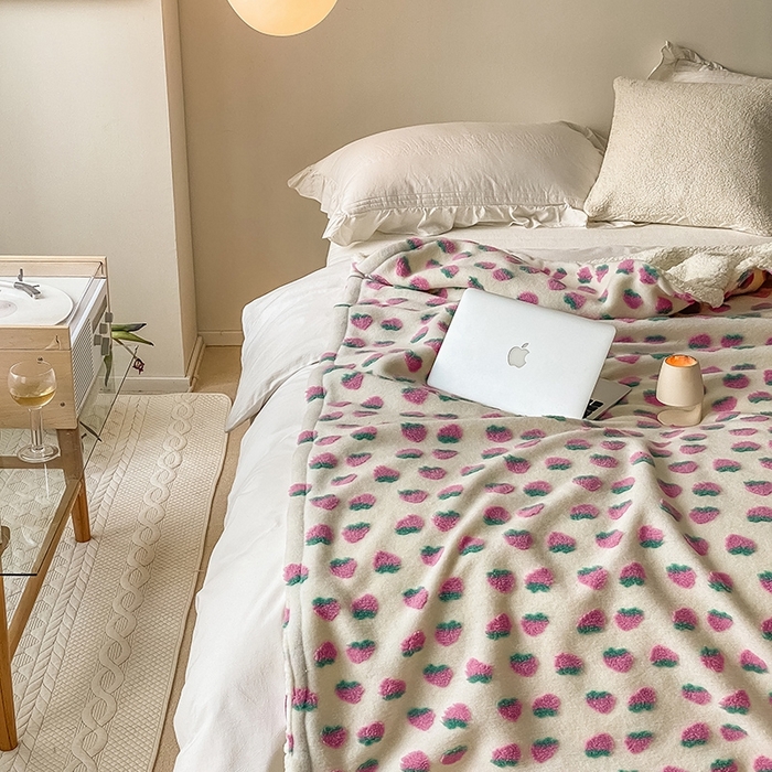 91家纺网 家纺一手货源 找家纺 萝莉家纺 2023新款韩国订货热销款羊毛绒毯 草莓