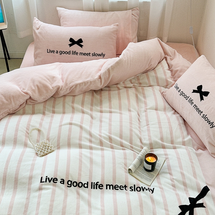 91家纺网 家纺一手货源 找家纺 昔可家纺 2023新款大版数码印花保暖牛奶绒四件套 粉色赫本蝴蝶结