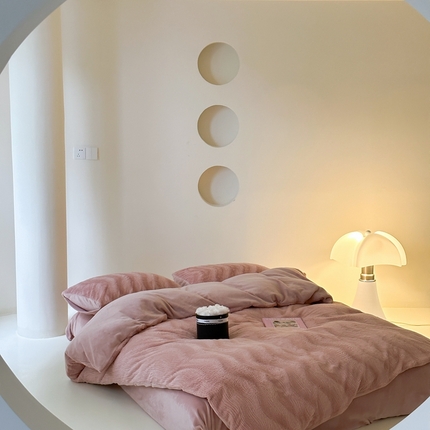 91家纺网 家纺一手货源 找家纺 云上 2023新款波浪刷花兔毛绒四件套 波浪刷花兔毛绒-橡皮粉