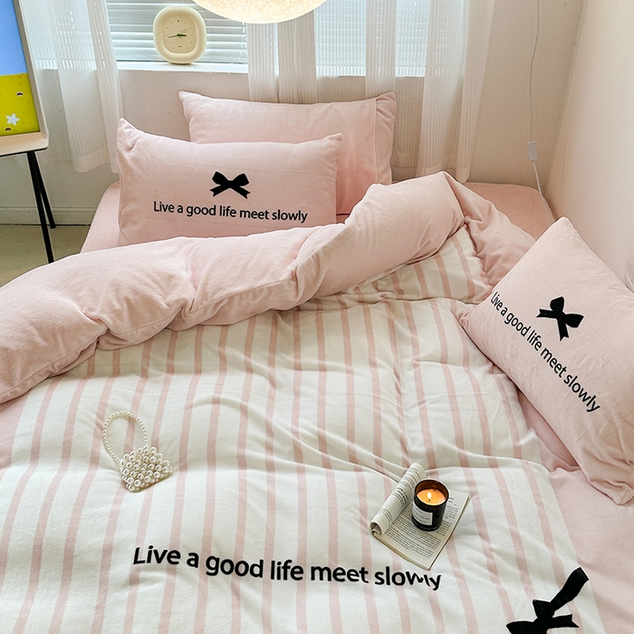 91家纺网 家纺一手货源 找家纺 昔可家纺 2023新款大版数码印花保暖牛奶绒四件套 粉色赫本蝴蝶结