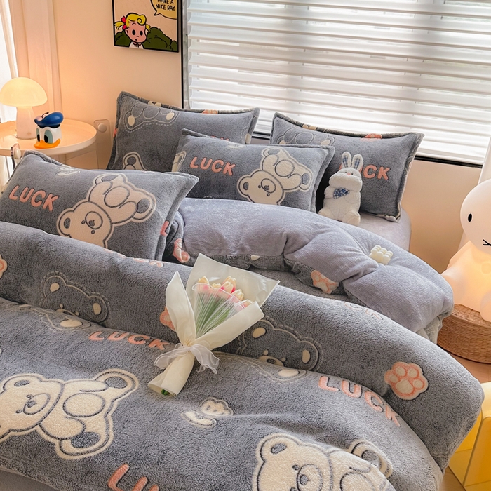 91家纺网 家纺一手货源 找家纺 美莱 2023爆款雪花绒四件套法莱绒牛奶绒被套量大价格优惠 布朗熊