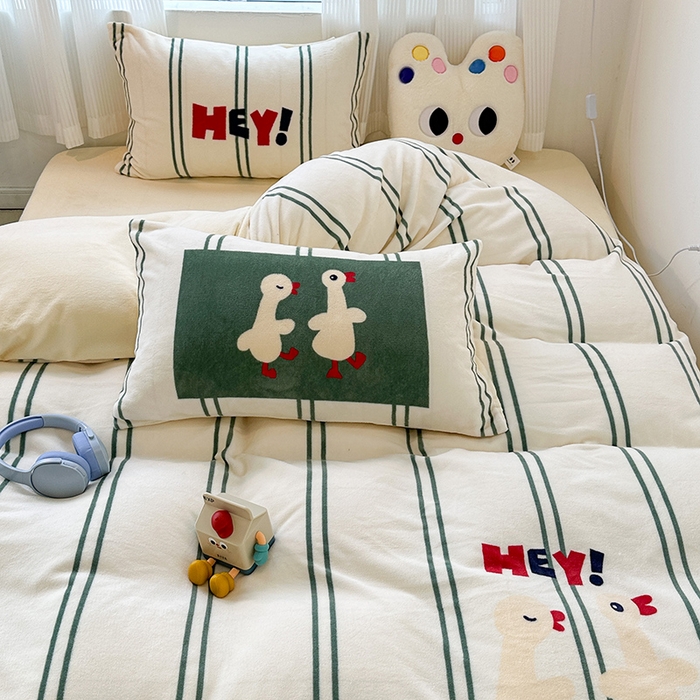 91家纺网 家纺一手货源 找家纺 昔可家纺 2023新款大版数码印花保暖牛奶绒四件套 简约绿条鸭鸭