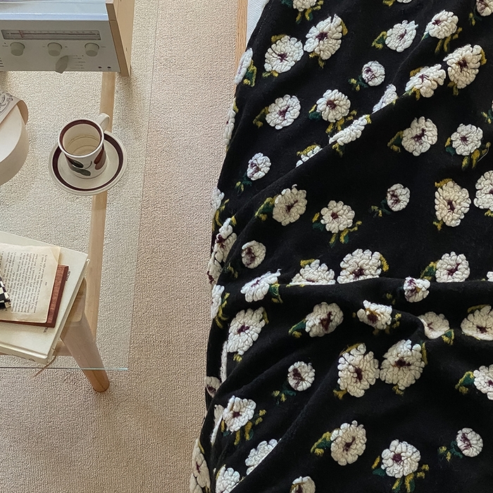 91家纺网 家纺一手货源 找家纺 萝莉家纺 2023新款韩国订货热销款羊毛绒毯 黑色雏菊