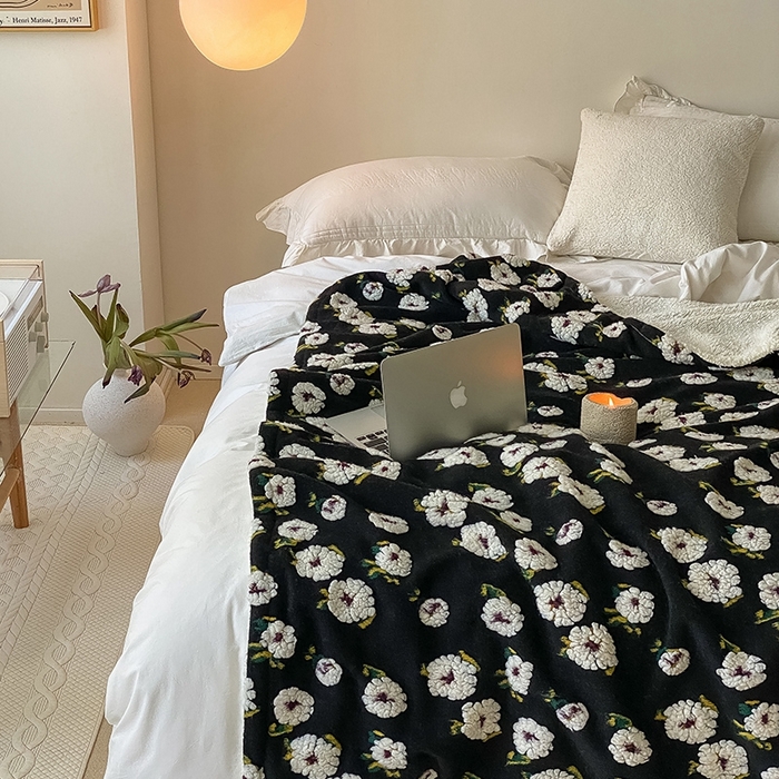 91家纺网 家纺一手货源 找家纺 萝莉家纺 2023新款韩国订货热销款羊毛绒毯 黑色雏菊