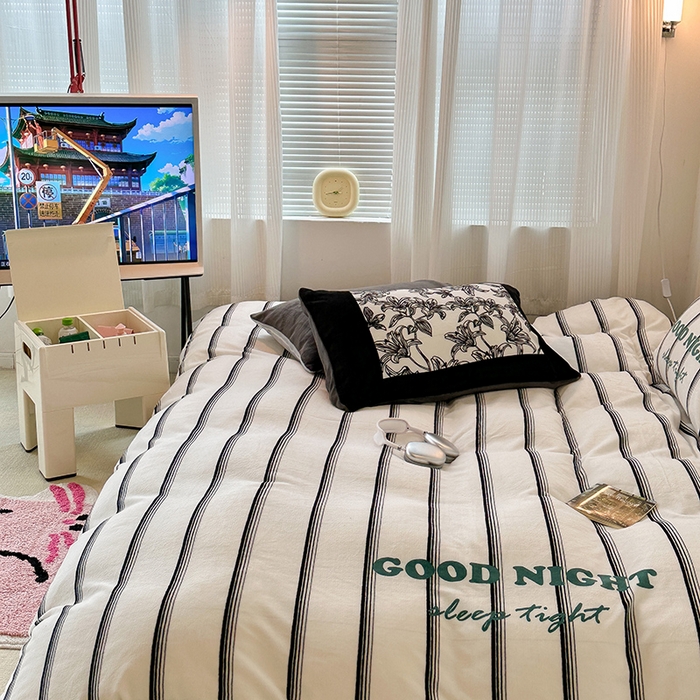 91家纺网 家纺一手货源 找家纺 昔可家纺 2023新款大版数码印花保暖牛奶绒四件套 黑条茶歇花