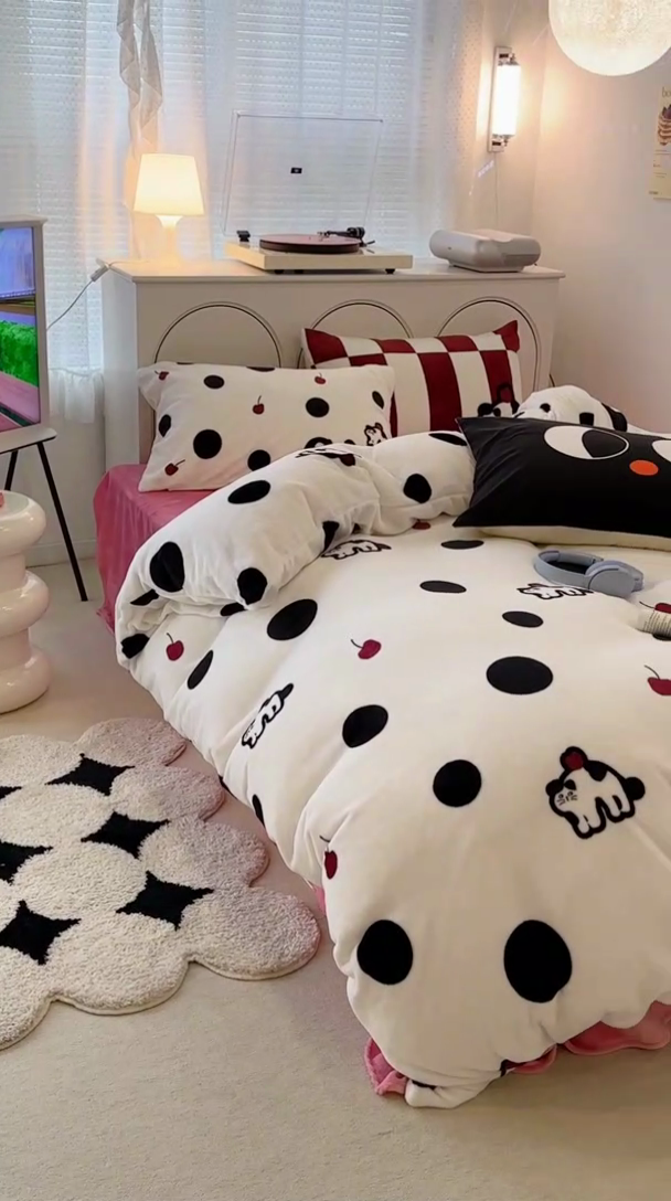 91家纺网 家纺一手货源 找家纺 昔可家纺 2023新款大版印花枕套牛奶绒系列四件套 波点猫