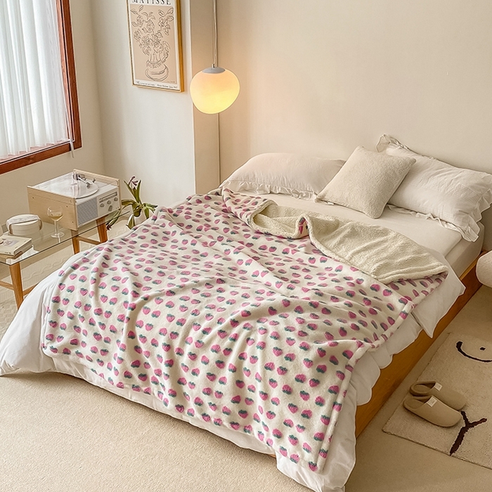 91家纺网 家纺一手货源 找家纺 萝莉家纺 2023新款韩国订货热销款羊毛绒毯 草莓