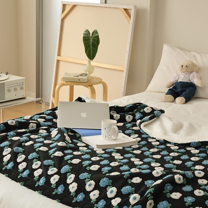 91家纺网 家纺一手货源 找家纺 萝莉家纺 2023新款韩国订货热销款羊毛绒毯 蓝色雏菊