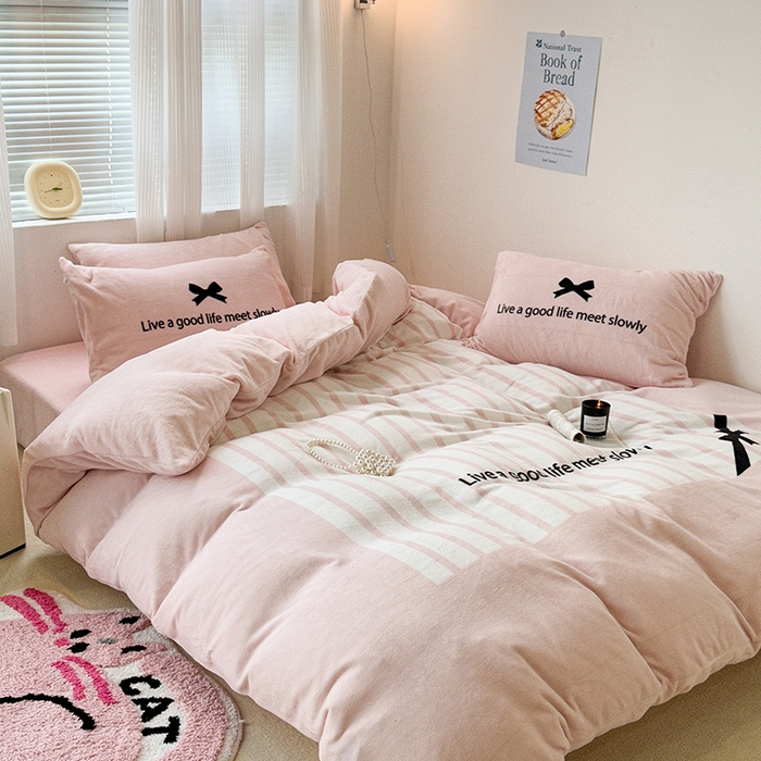 91家纺网 家纺一手货源 找家纺 昔可家纺 2023新款大版数码印花保暖牛奶绒四件套 粉色赫本蝴蝶结