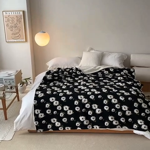 91家纺网 家纺一手货源 找家纺 萝莉家纺 2023新款韩国订货热销款羊毛绒毯 黑色雏菊