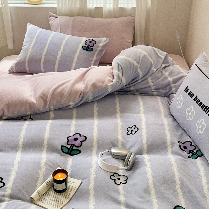 91家纺网 家纺一手货源 找家纺 昔可家纺 2023新款大版数码印花保暖牛奶绒四件套 竖条紫花